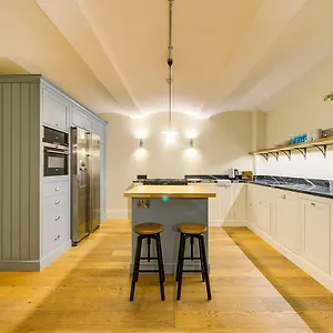 https://super-central-edinburgh-castle-flat.edinburghhotelsuk.org